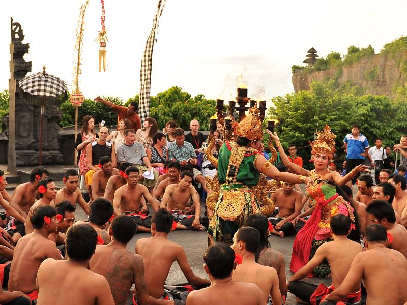 ウルワツ寺院でケチャックダンス メイン画像