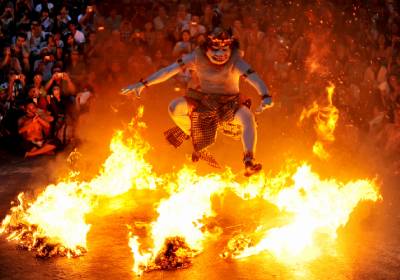 バリ島 ウルワツ寺院でケチャックダンス3